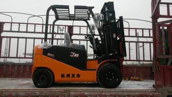 杭州叉車丨叉車應(yīng)如何避免與貨架發(fā)生碰撞？