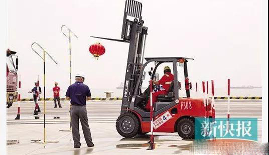 杭州叉車丨叉車掛燈籠，還真不是什么新鮮事！