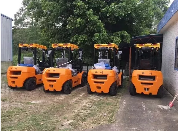 【叉車操作小知識】內(nèi)燃叉車要怎么換擋？