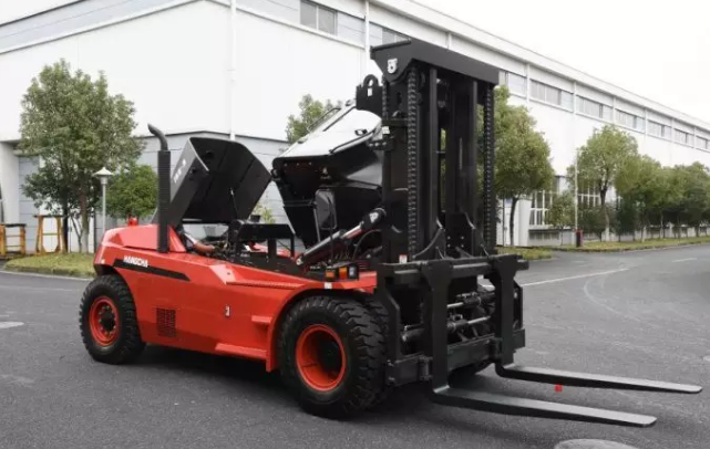 【大噸位】杭叉新款X系列16噸重裝叉車交付某企業(yè)！